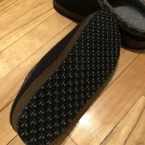 LL bean slipper clogs. Can be worn inside or out! Only tried on.